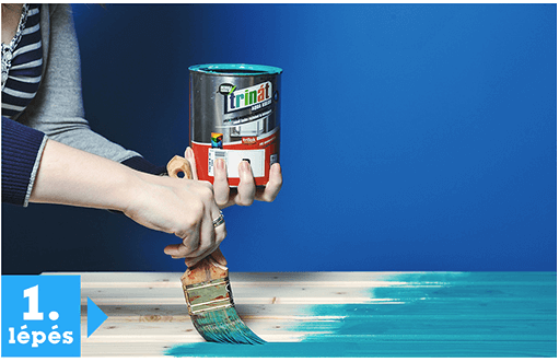 Ruhatartót festése: falapokat fest egy női kéz